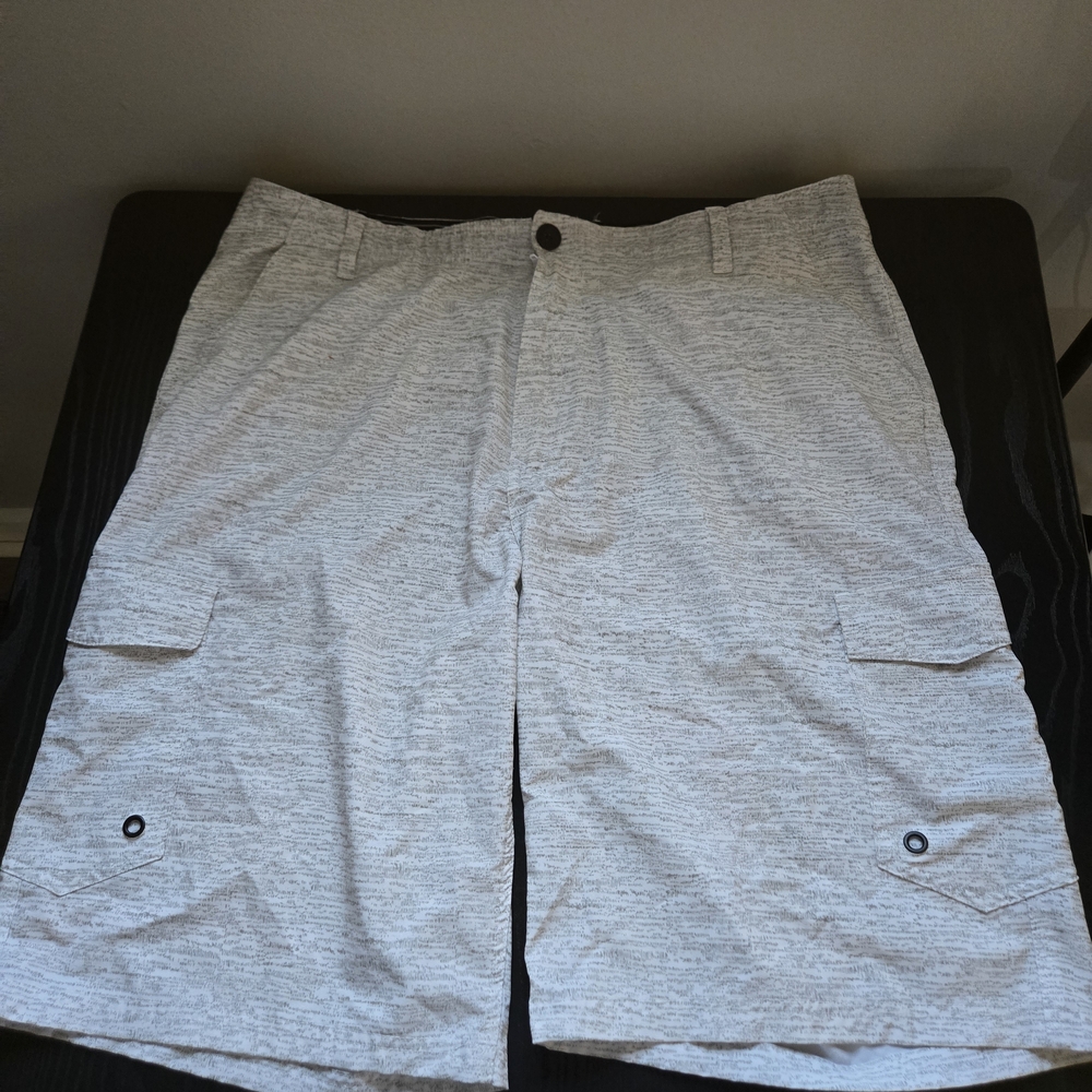 Light Gray Men’s Cargo Shorts with Utility Pockets
